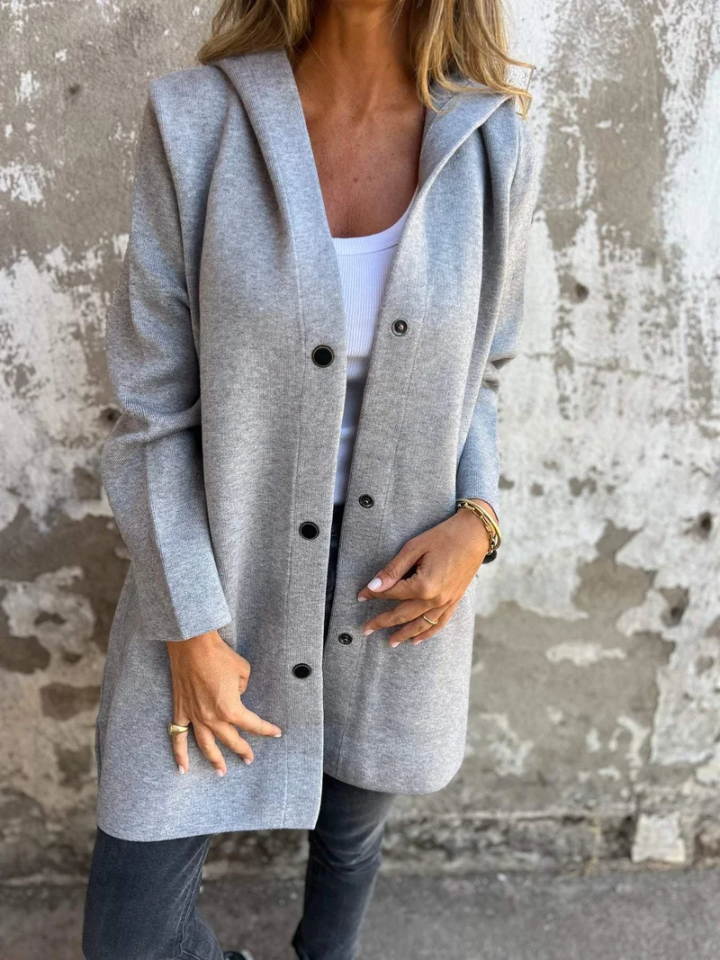 Strickjacke mit Knöpfen und Kapuze