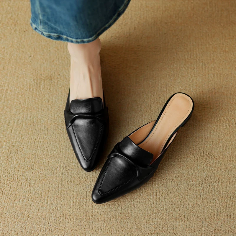 Marloe Spitz zulaufende Leder-Mules