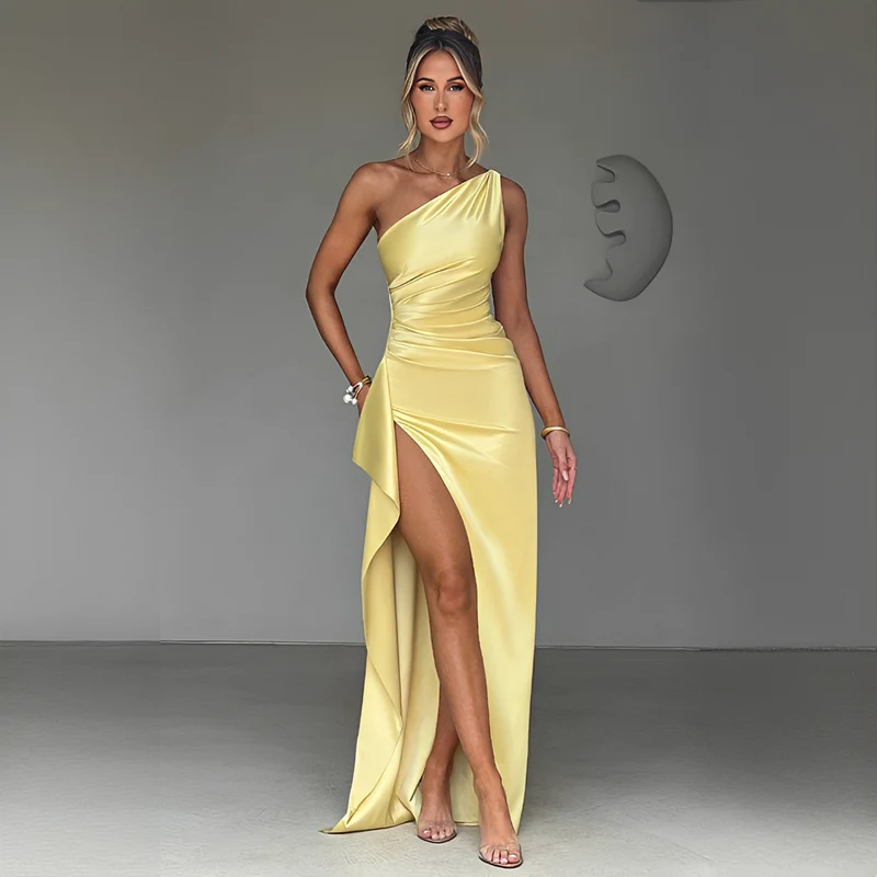 Samaria - Elegantes Kleid mit asymmetrischem Träger und Schlitz