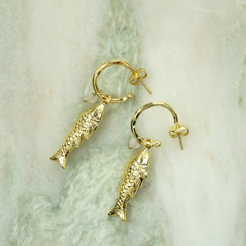 Pozlacené náušnice Rebel Fish – Moonstone