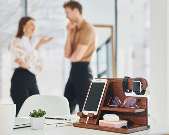 Oliver DeskMate Dock – Ladestation und Schreibtischorganizer aus Holz für Telefone und Zubehör