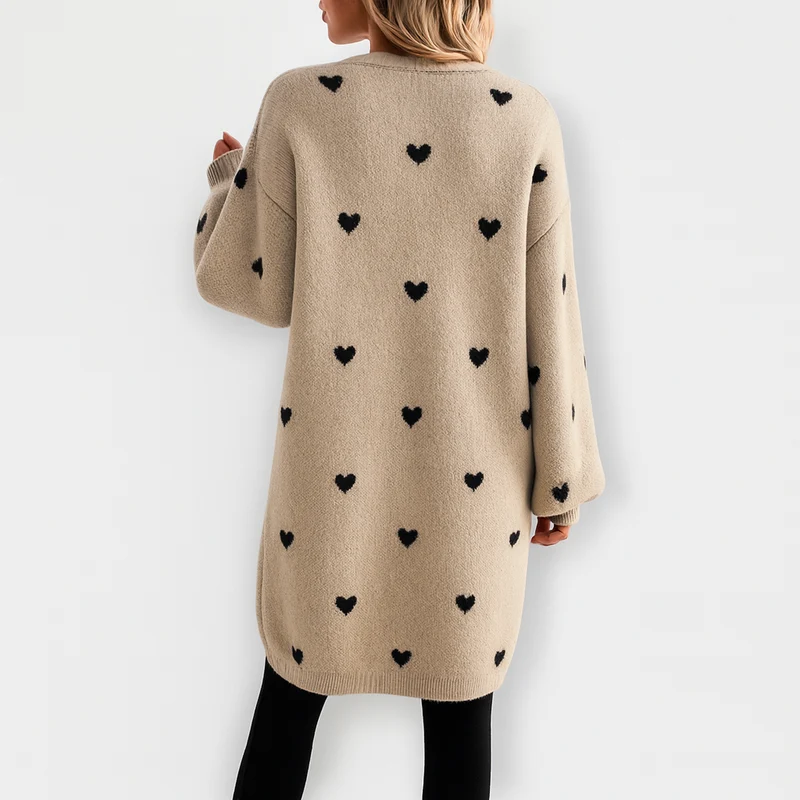 Herzprint Cardigan – Gemütlicher Charme mit einem verspielten Touch