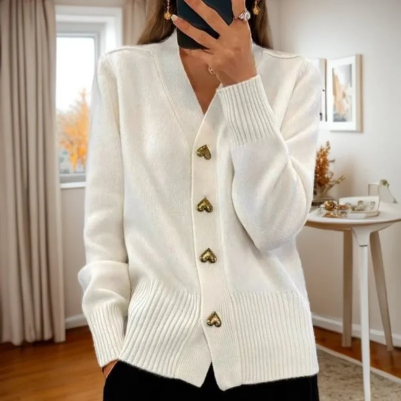 Adele – Weicher Cardigan mit Herzknöpfen