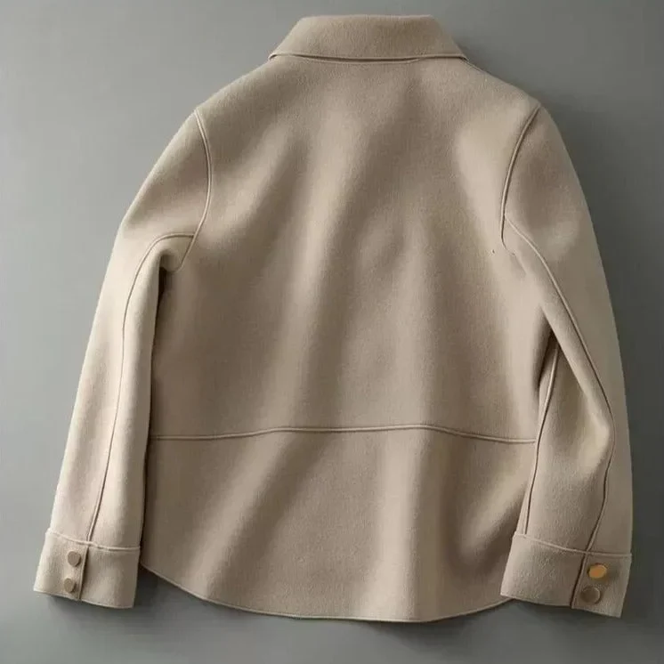 Beige Damenjacke mit Knopfverschluss und Taschen