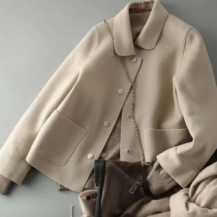 Beige Damenjacke mit Knopfverschluss und Taschen
