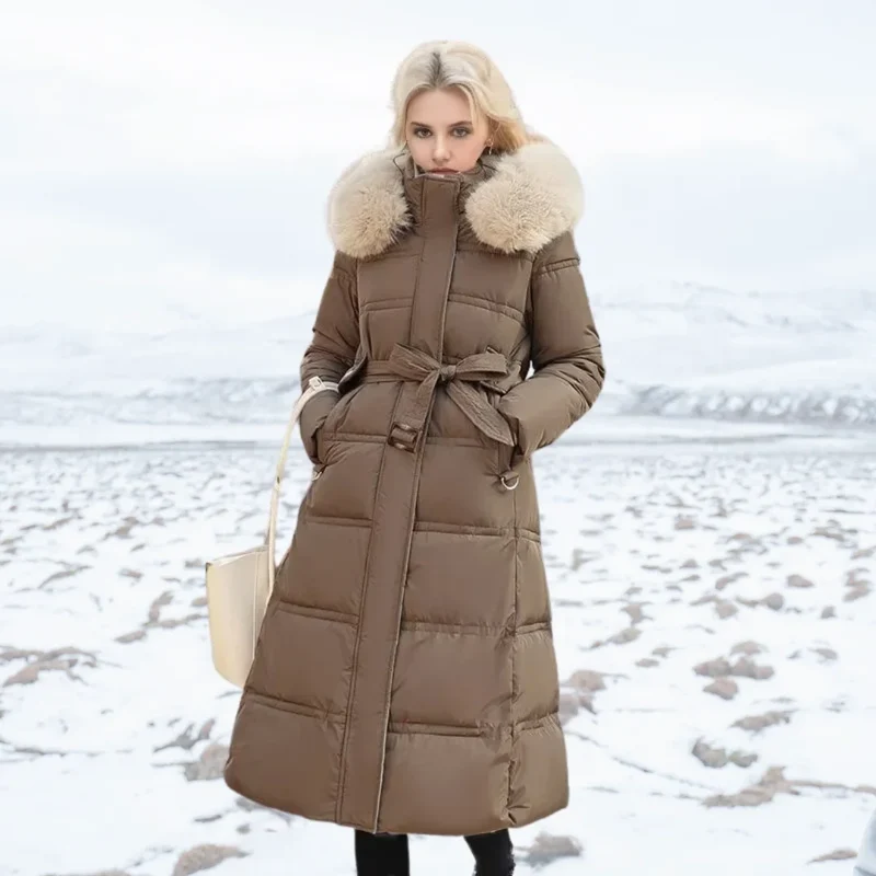 Lange Daunenjacke für Damen mit Kapuze und Kunstfellbesatz