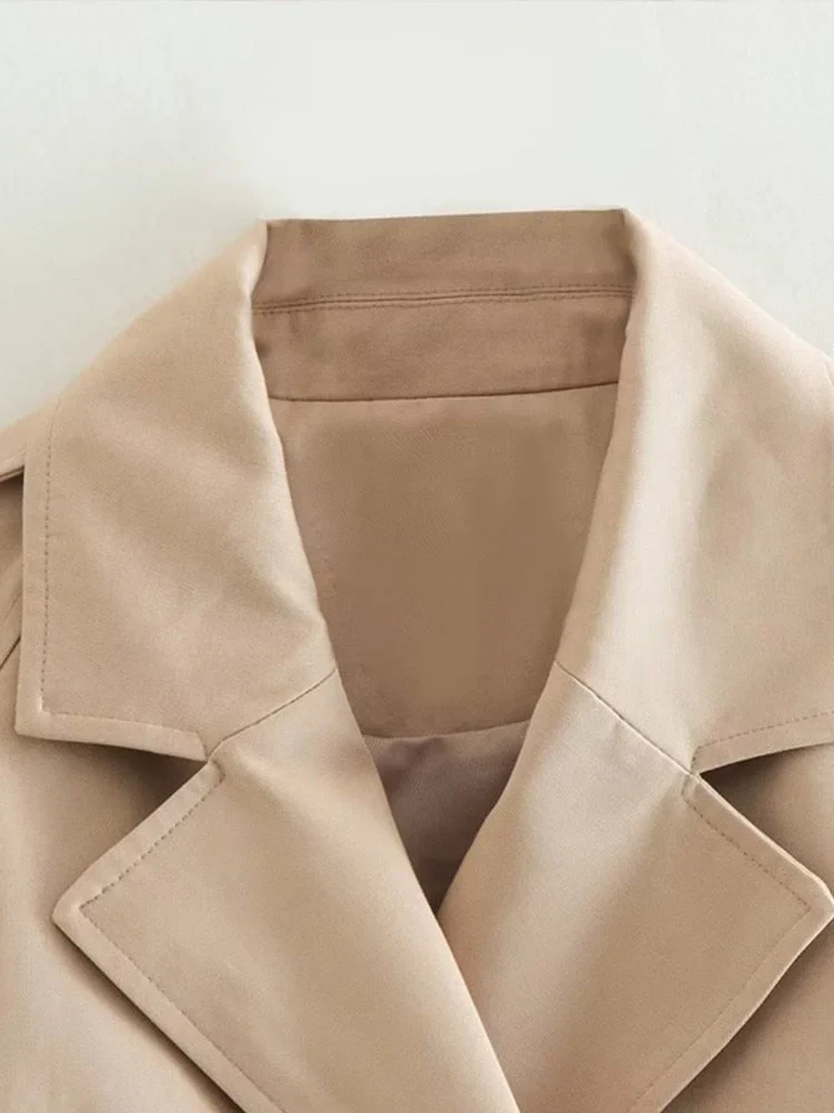 Kurzer Damen Trenchcoat mit Gürtel in Beige