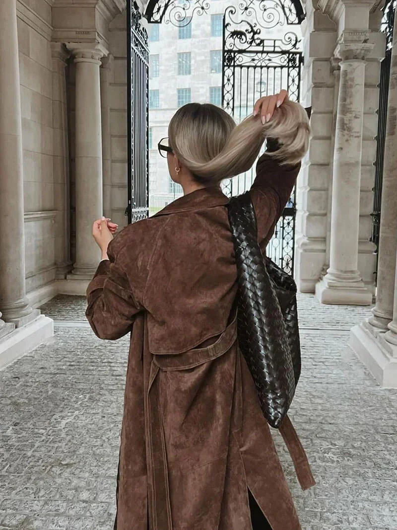 Damen brauner Wildleder Trenchcoat mit Gürtel und Revers
