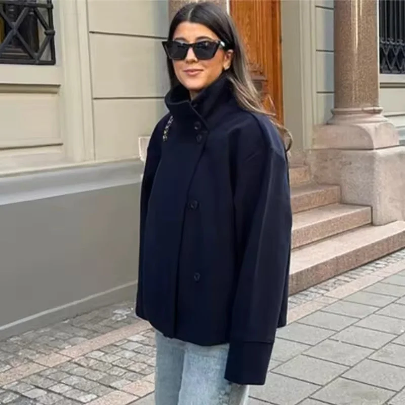 Kurze Damenjacke mit hohem Kragen und Knöpfen