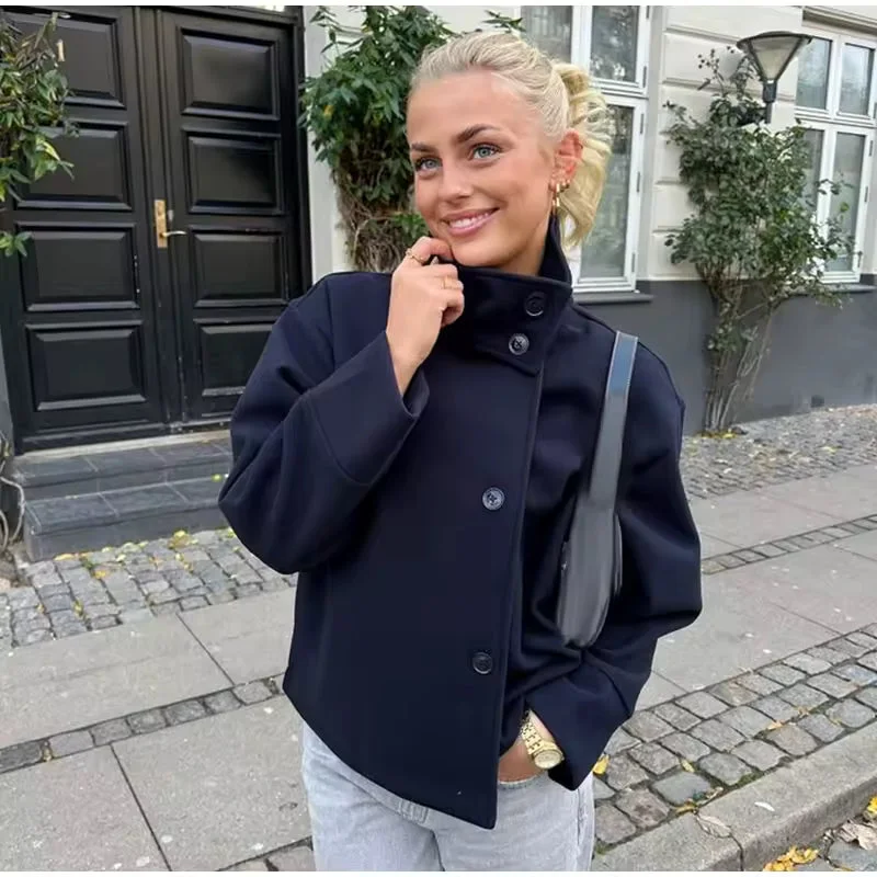 Kurze Damenjacke mit hohem Kragen und Knöpfen