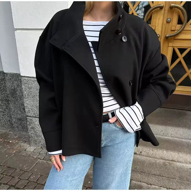 Kurze Damenjacke mit hohem Kragen und Knöpfen