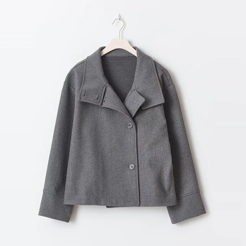 Kurze Damenjacke mit hohem Kragen und Knöpfen