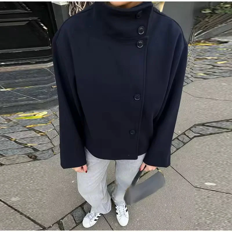 Kurze Damenjacke mit hohem Kragen und Knöpfen
