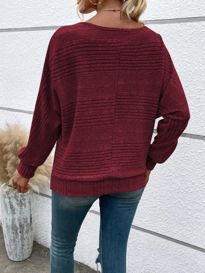Damenpullover mit Streifen und weitem Rundhalsausschnitt