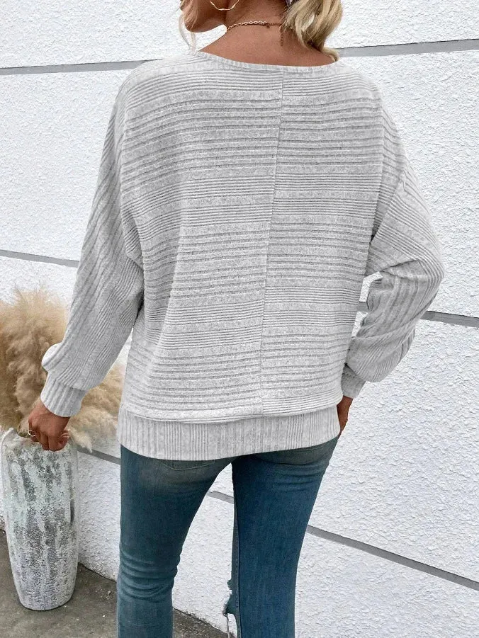Damenpullover mit Streifen und weitem Rundhalsausschnitt