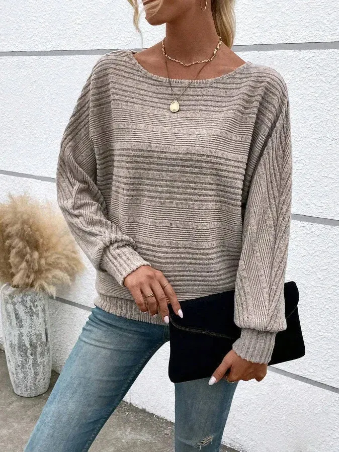 Damenpullover mit Streifen und weitem Rundhalsausschnitt
