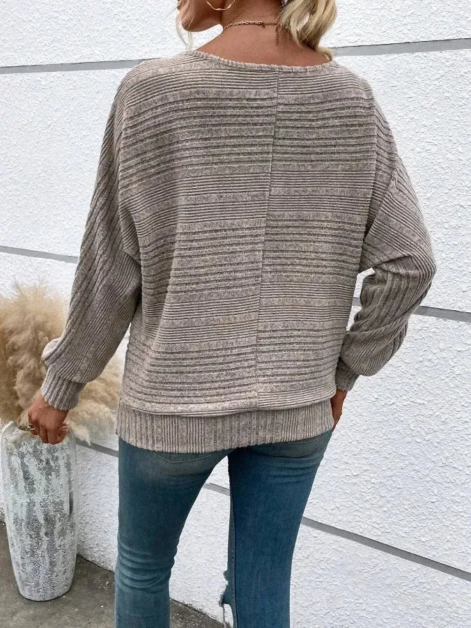 Damenpullover mit Streifen und weitem Rundhalsausschnitt