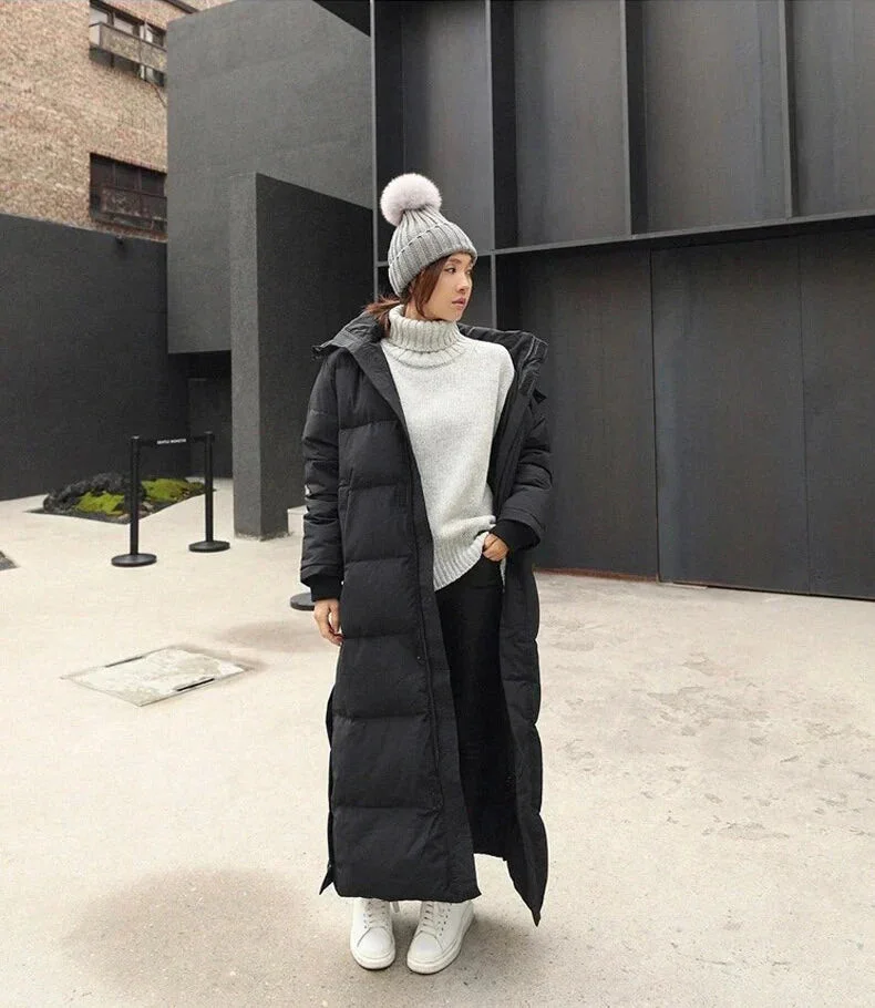 Lange Daunenjacke für Damen mit Kapuze und Seitentaschen