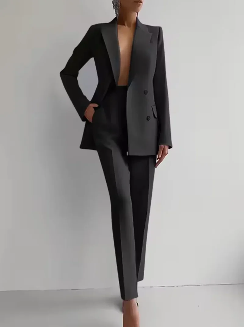 Eleganter zweiteiliger Damenanzug mit Blazer und Plisseehose