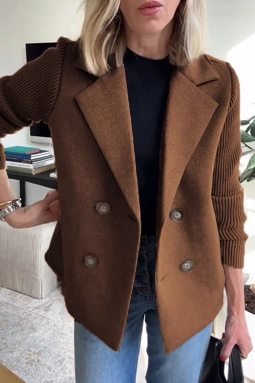 Damenblazer mit Strickärmeln und doppelter Knopfleiste