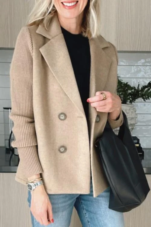 Damenblazer mit Strickärmeln und doppelter Knopfleiste