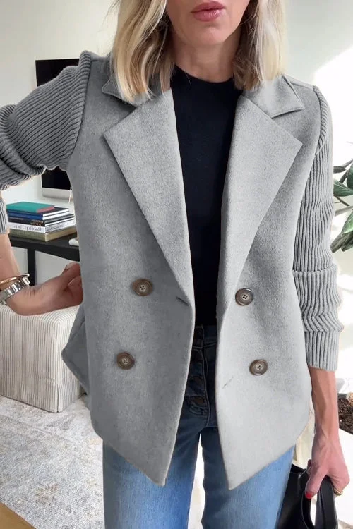 Damenblazer mit Strickärmeln und doppelter Knopfleiste