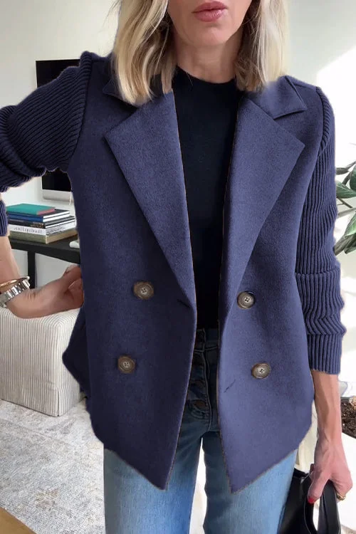Damenblazer mit Strickärmeln und doppelter Knopfleiste