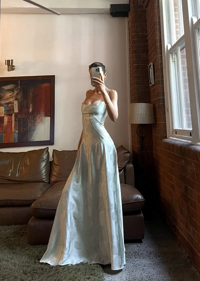 Tailliertes Satin Maxikleid