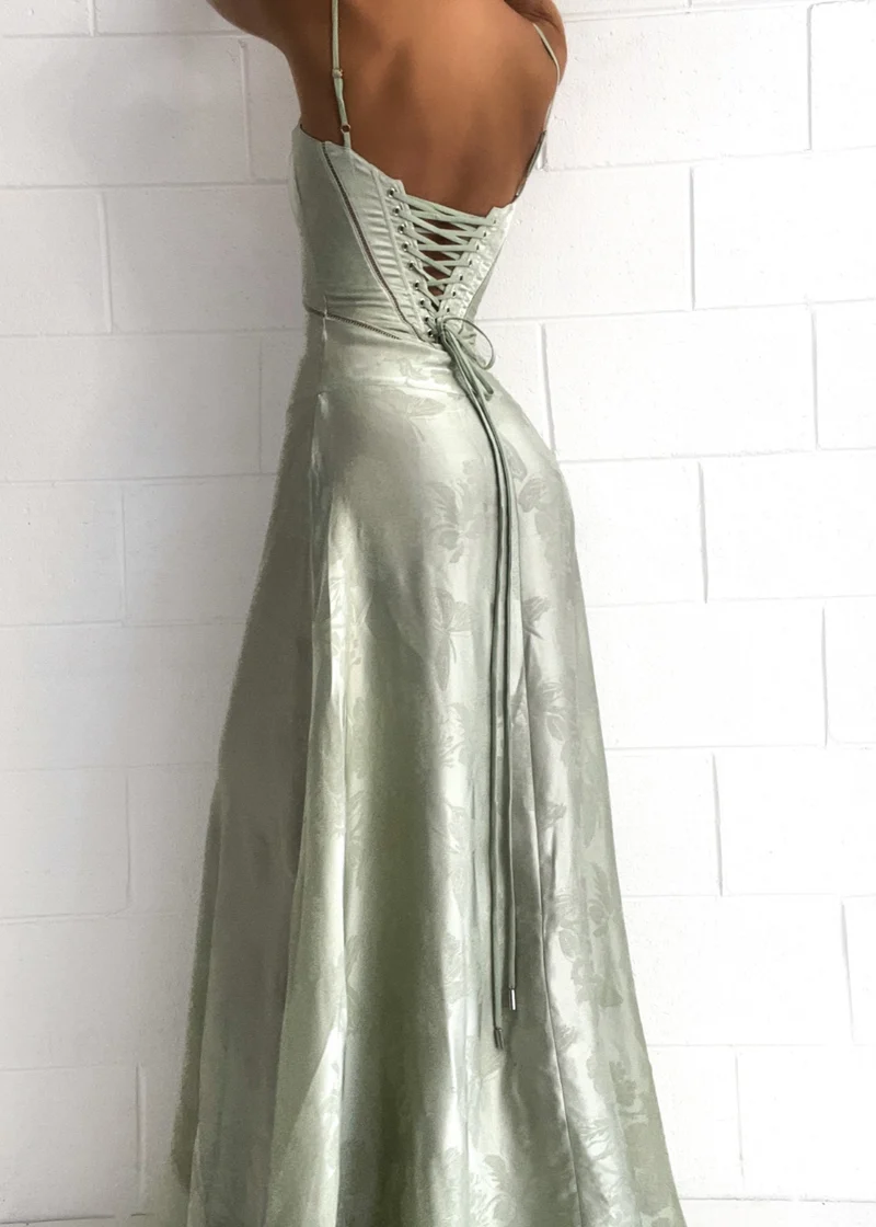 Tailliertes Satin Maxikleid
