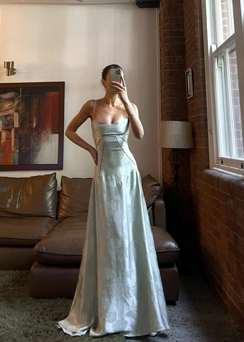 Tailliertes Satin Maxikleid