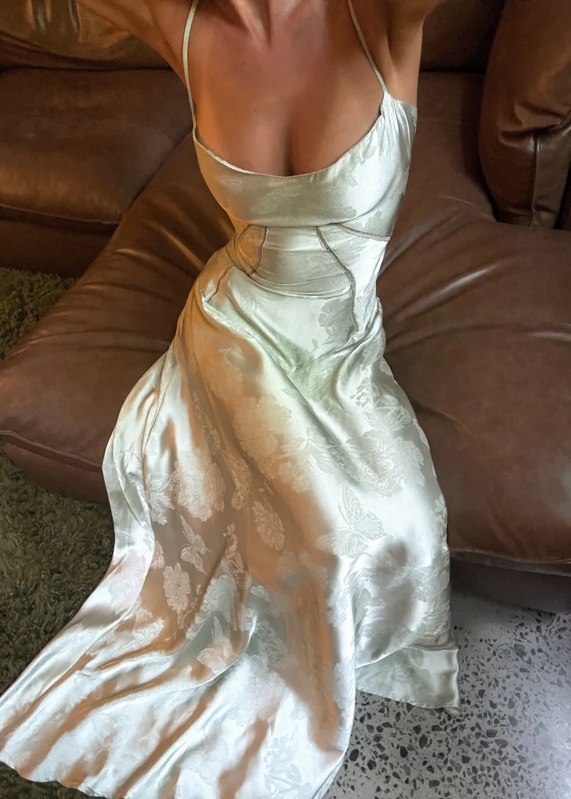 Tailliertes Satin Maxikleid