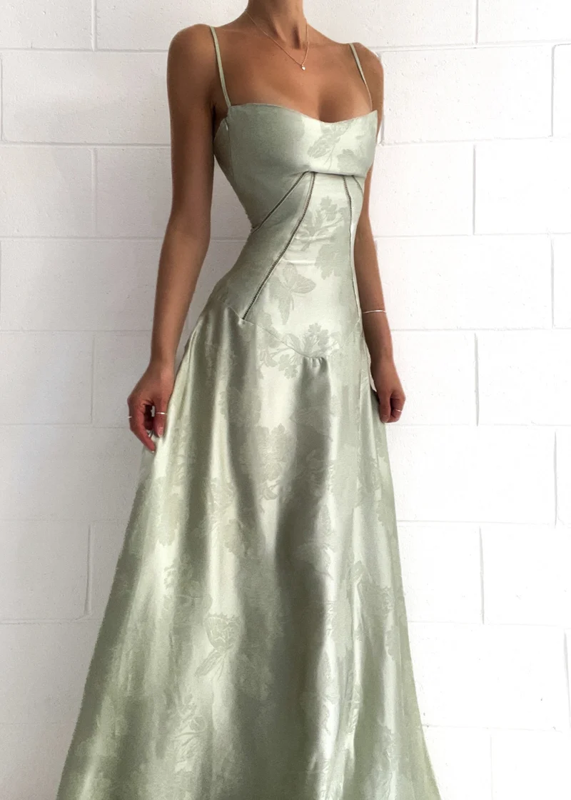 Tailliertes Satin Maxikleid