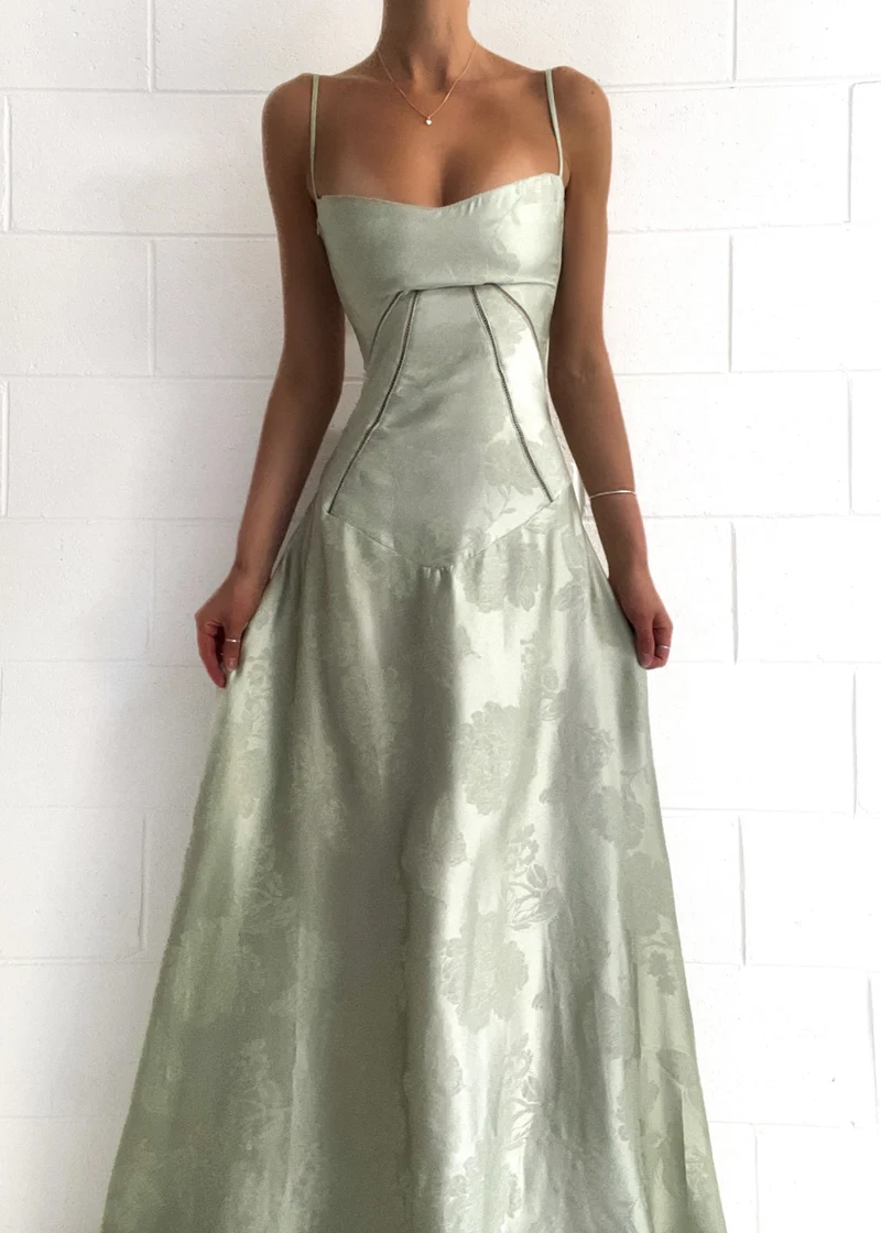 Tailliertes Satin Maxikleid