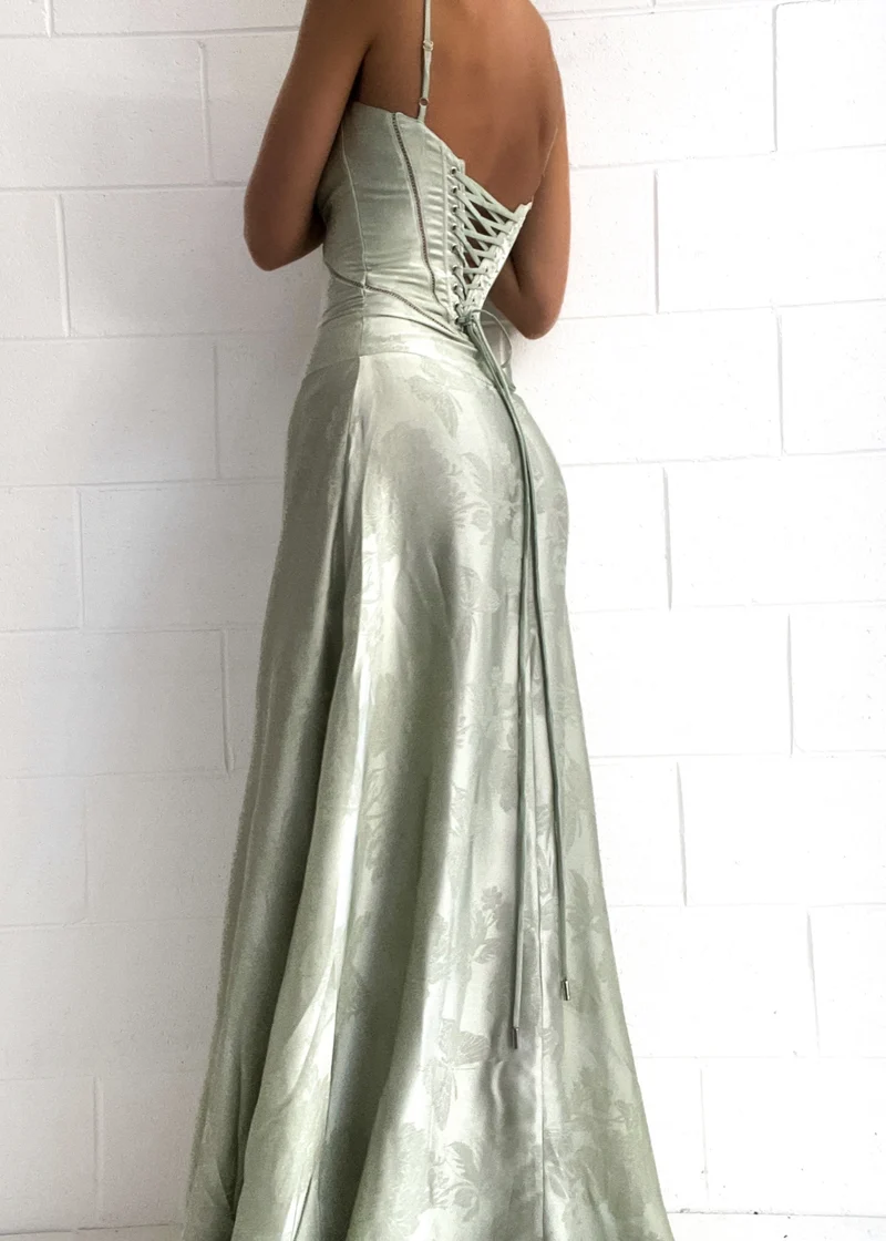 Tailliertes Satin Maxikleid