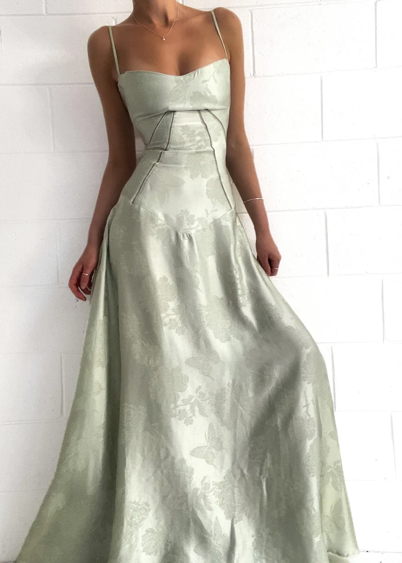 Tailliertes Satin Maxikleid