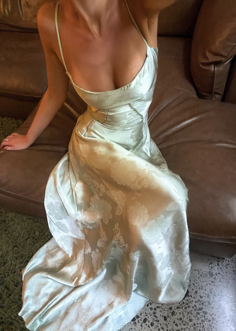 Tailliertes Satin Maxikleid