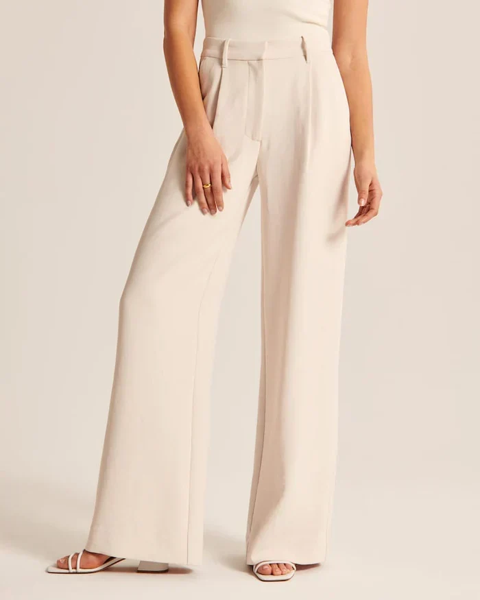 Figurbetonte Hose mit weitem Bein