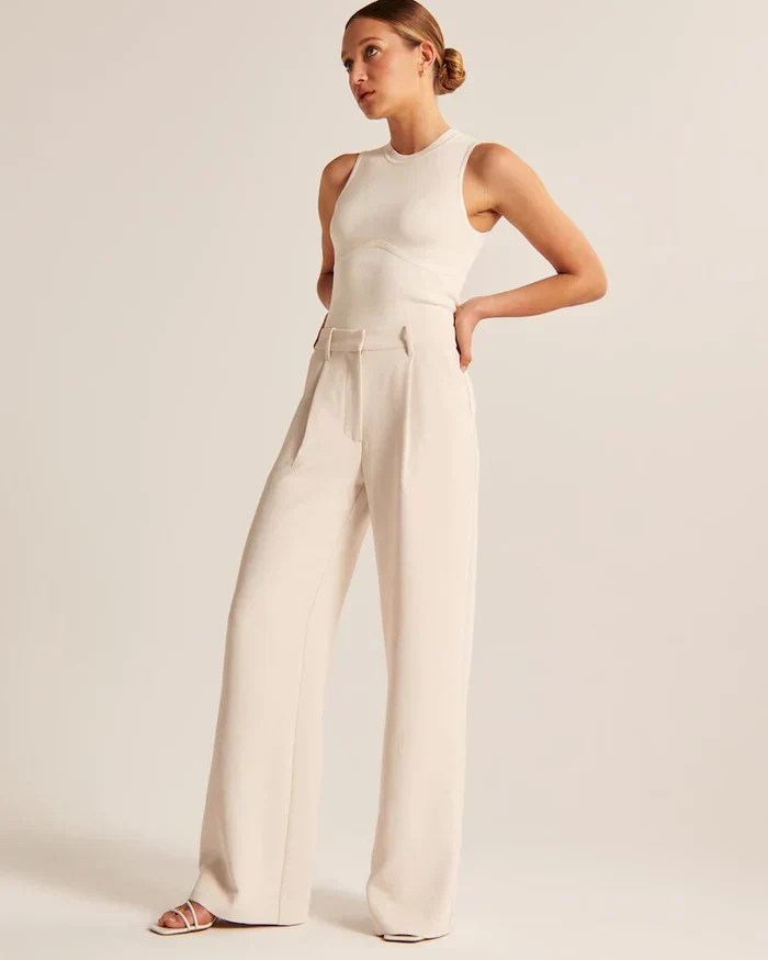 Figurbetonte Hose mit weitem Bein