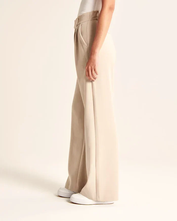 Figurbetonte Hose mit weitem Bein