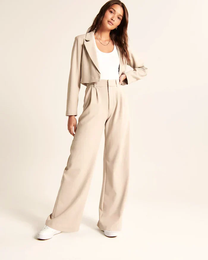 Figurbetonte Hose mit weitem Bein