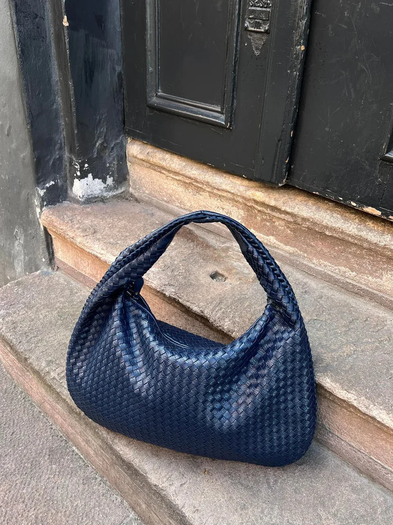 Trendige geflochtene Tasche