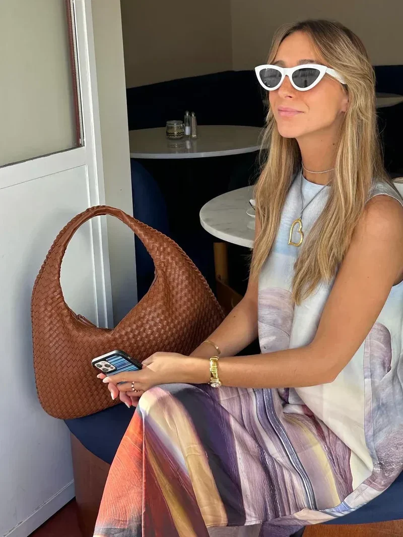 Trendige geflochtene Tasche