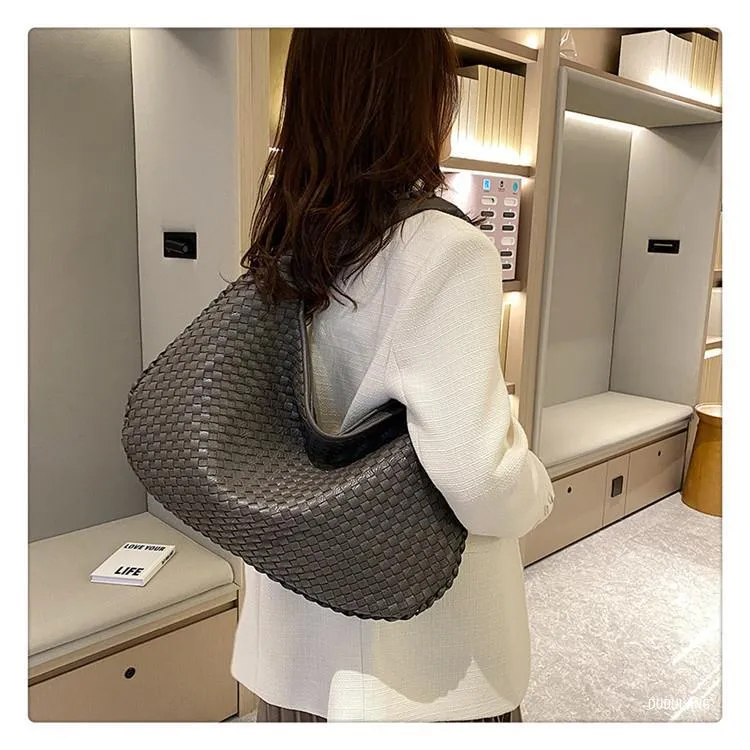 Trendige geflochtene Tasche