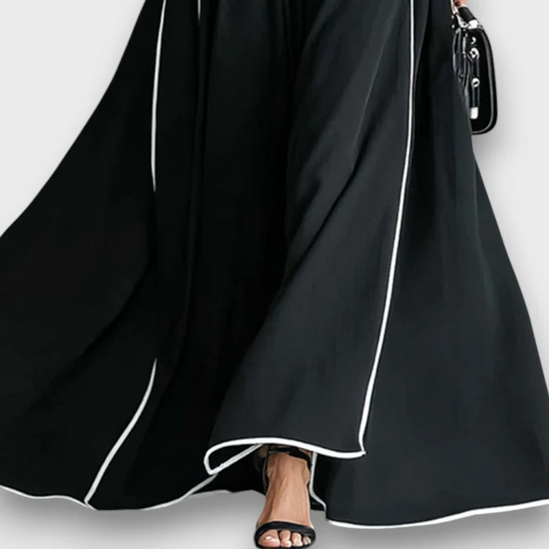 Marceline – Schwarzes Maxikleid mit weißen Nähten