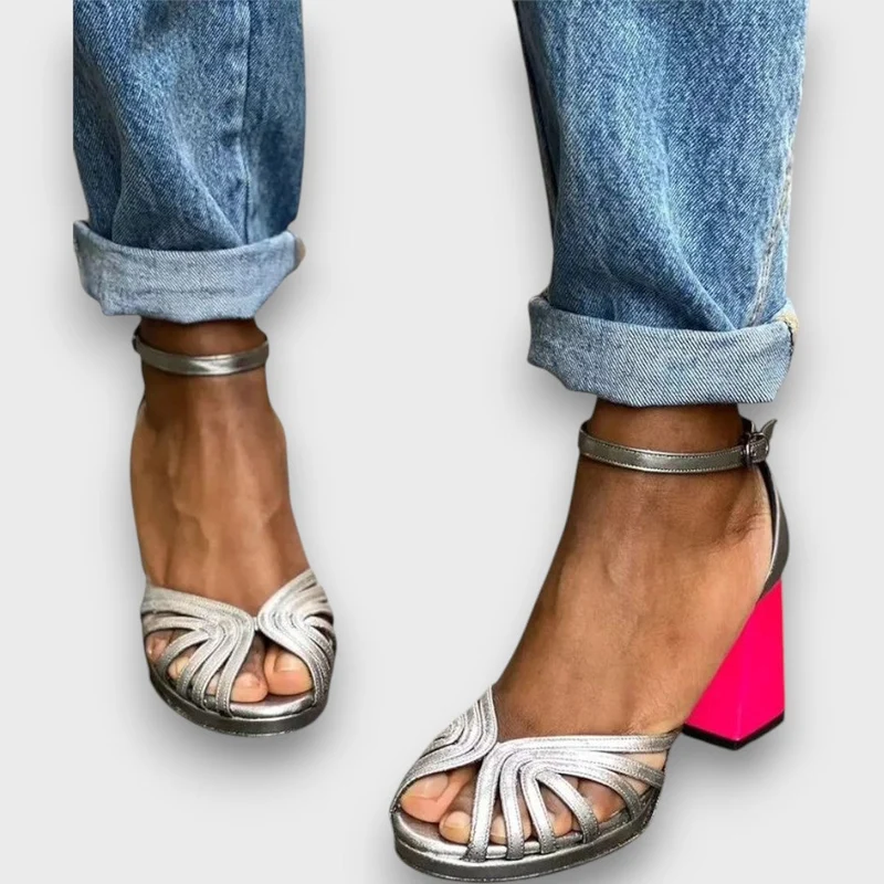 Seraphina – Glänzende Sandalen mit Blockabsatz und eleganter Schnalle