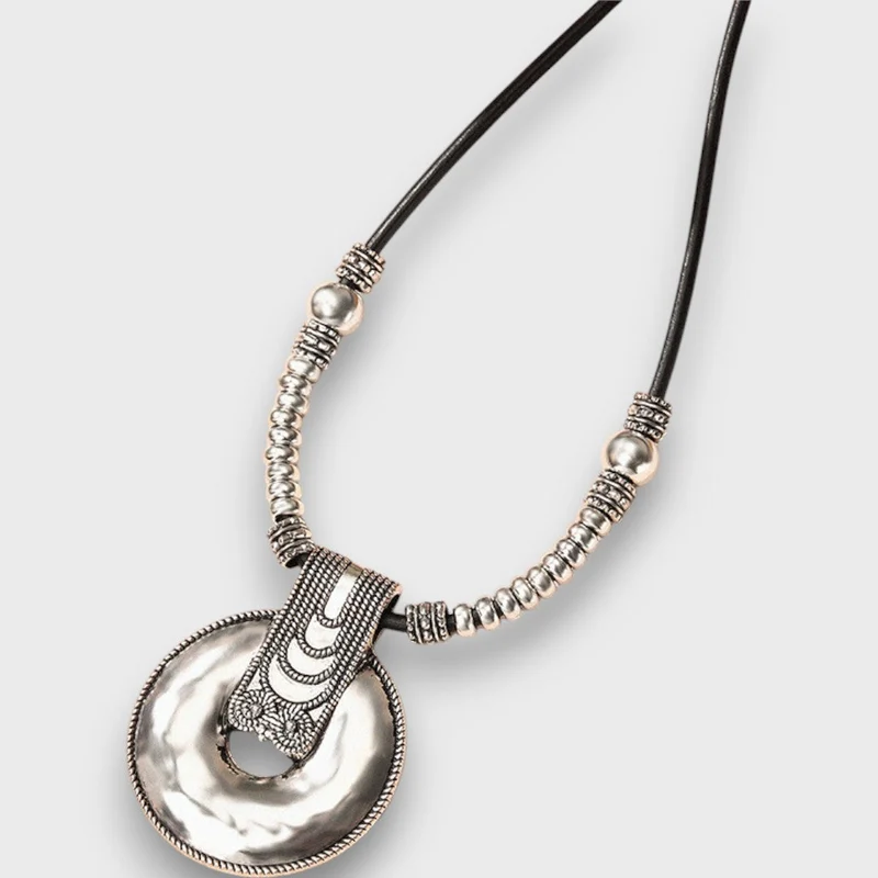Selena – Vintage Boho Halskette mit Ring-Anhänger