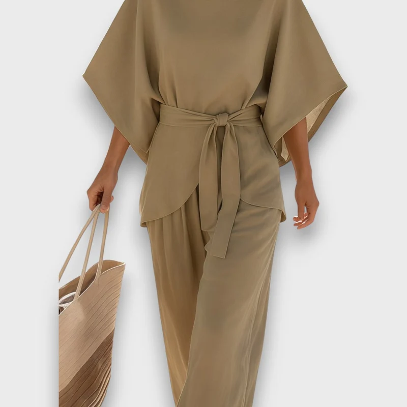 Noelia – Sommerlicher Jumpsuit mit Bindegürtel