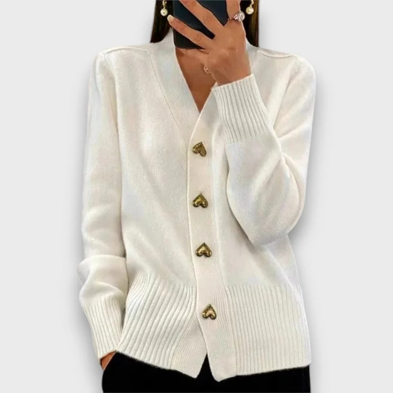 Heliora – Strickjacke mit Herzknöpfen