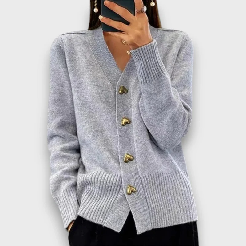 Heliora – Strickjacke mit Herzknöpfen