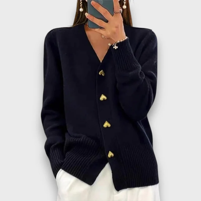Heliora – Strickjacke mit Herzknöpfen